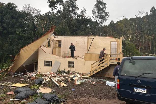 Erval Grande decreta situação de emergência após tornado que destruiu casas e deixou desalojados