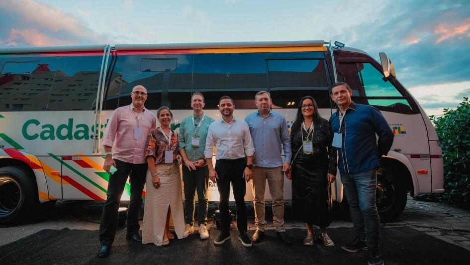 Gabriel Souza entrega unidade móvel para suporte a ações de Desenvolvimento Social e se reúne com prefeitos em Restinga Sêca
