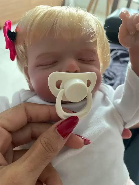 Projeto de lei propõe multa de até R$ 30 mil para quem usar bebês reborn para furar filas.