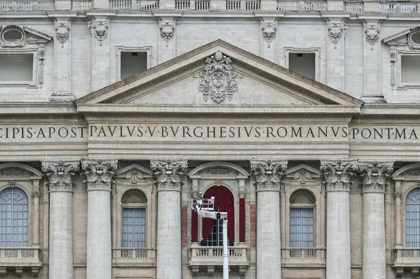 Vaticano instala cortinas em varada da Basílica de São Pedro, onde novo papa fará primeira aparição
