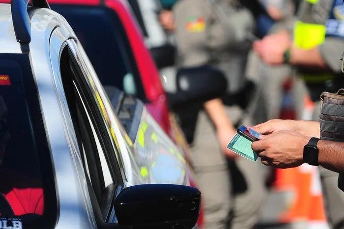 CNH pode ser recolhida se o motorista for flagrado embriagado? Entenda