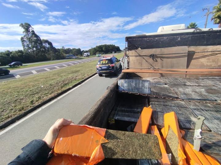 Em ação coordenada com a PC-RS, PRF apreende mais de uma tonelada de maconha em caminhão do RS no Paraná
