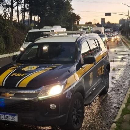 GELO NA PISTA CAUSA BLOQUEIO PARCIAL EM TRECHO DA BR-116 EM CAXIAS DO SUL.