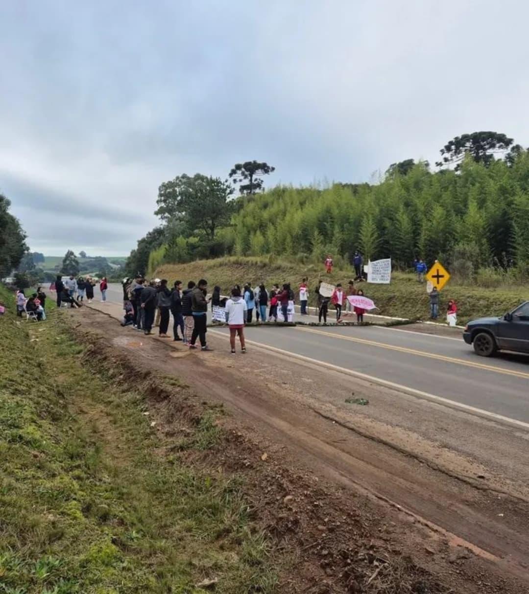 Indígenas fazem protesto e bloqueio em rodovia entre Gentil e Água Santa