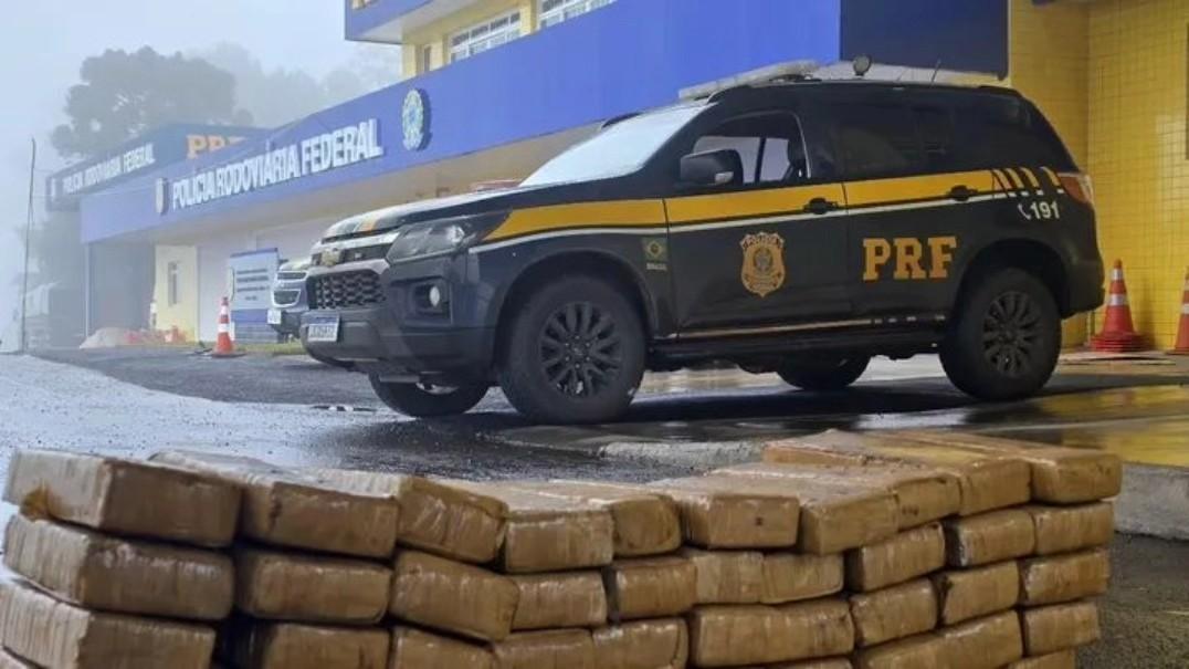 PRF prende casal de traficantes em carro argentino carregado de maconha, em Passo Fundo