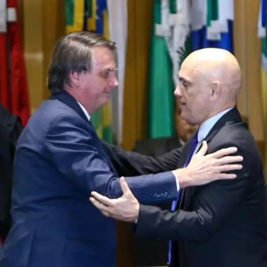 Alexandre de Moraes diz que Bolsonaro cometeu “irregularidade isolada” e não determina a prisão do ex-presidente