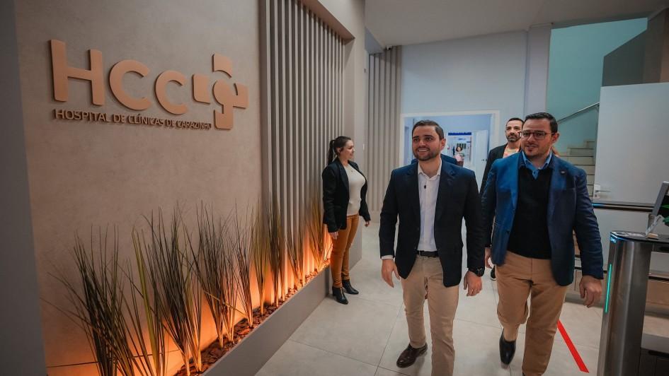 Gabriel Souza visita Hospital de Clínicas de Carazinho e reforça compromisso do Estado com a saúde