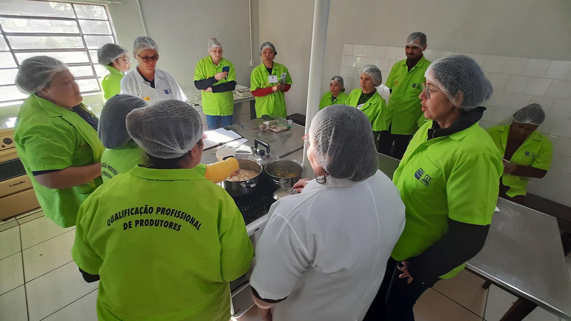 Alunos adquirem conhecimentos sobre plantas medicinais, aromáticas e condimentares para utilizar ou replicar