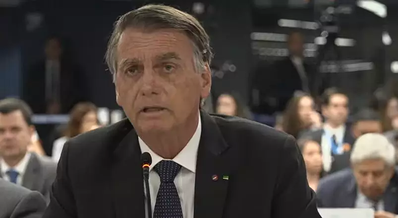 Bolsonaro está com alteração na função renal e anemia, diz boletim médico