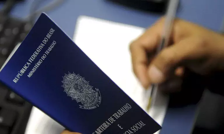 Brasil cria mais de 147 mil empregos com carteira assinada em agosto