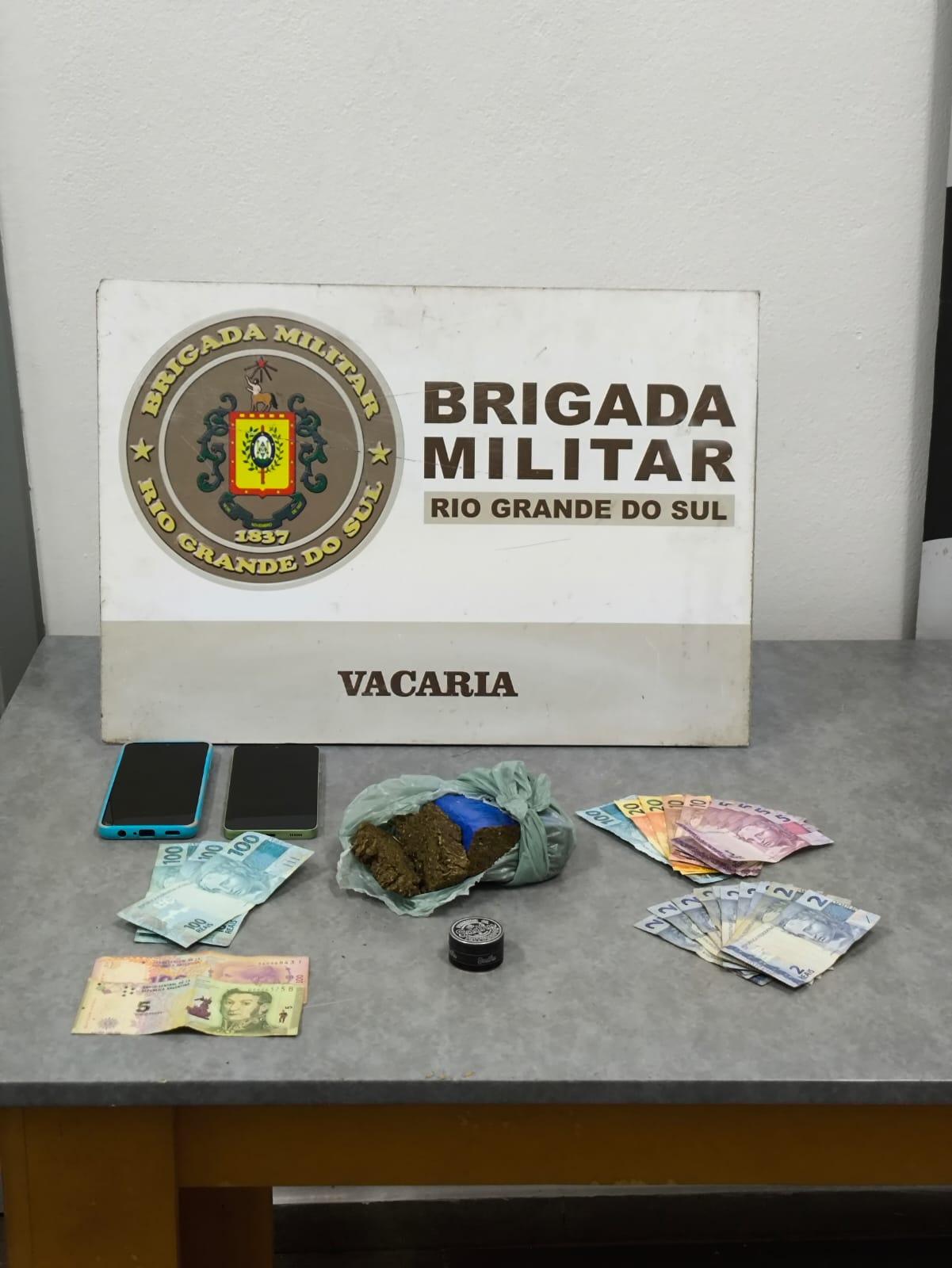 BRIGADA MILITAR PRENDE DOIS HOMENS POR TRÁFICO DE DROGAS EM VACARIA