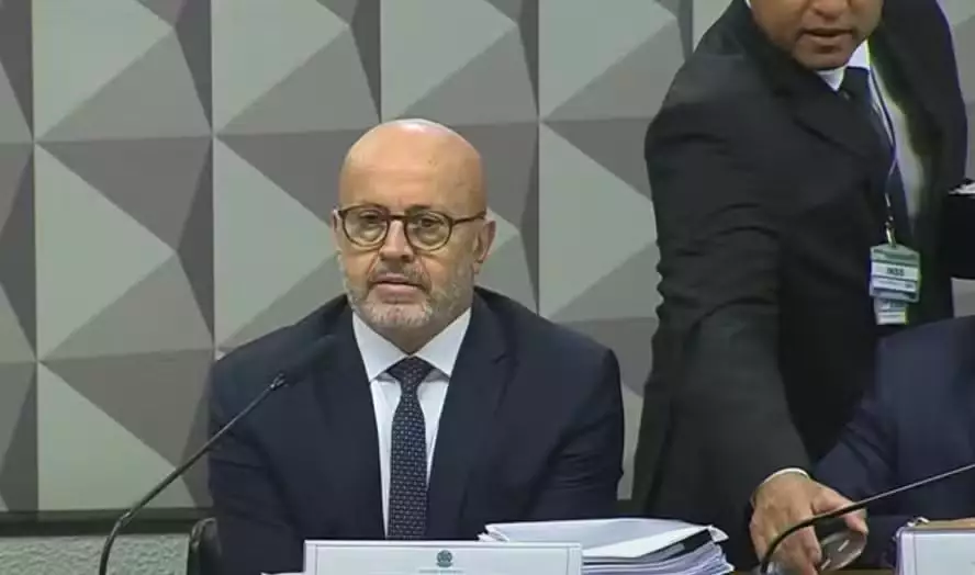 Careca do INSS reclama de apelido, mas é ignorado em comissão: “Senhor Careca”