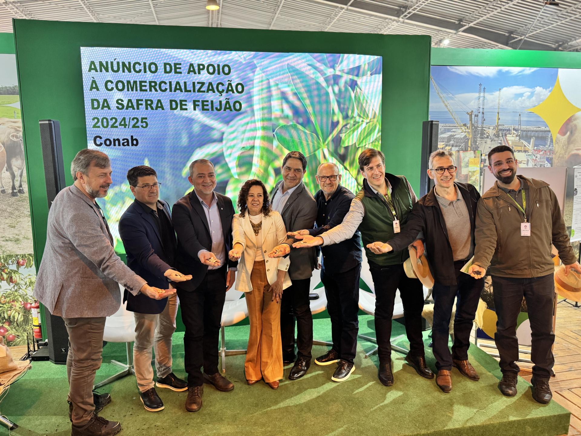 Conab anuncia R$ 21,7 milhões para leilões em apoio ao setor do feijão na Expointer 2025