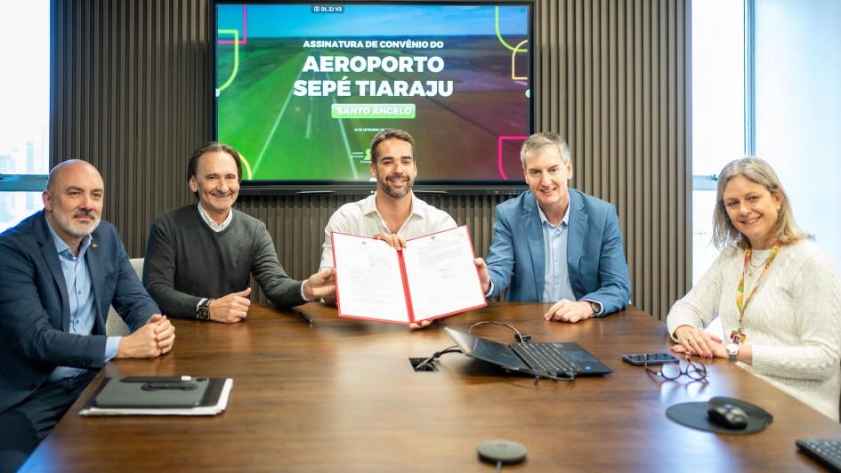 Governador Eduardo Leite aprova liberação de recursos para obras no aeroporto de Santo Ângelo