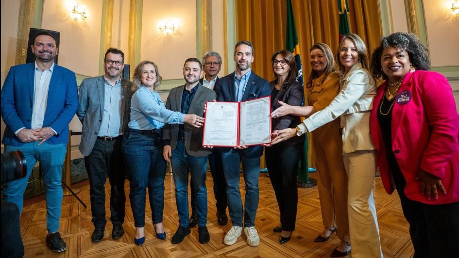Leite sanciona lei que cria Secretaria da Mulher e apresenta titular da pasta, Fábia Richter