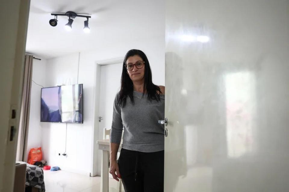 Mais de um ano após enchente, quase 20 mil pessoas atingidas aguardam por uma nova casa no RS