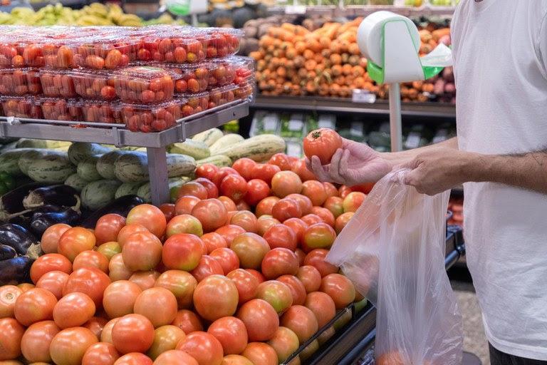 Nove de 13 produtos da cesta básica tiveram queda em agosto em Porto Alegre