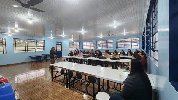 Professores participam de formação sobre avaliações externas e resultados do SAER em Pinhal da Serra