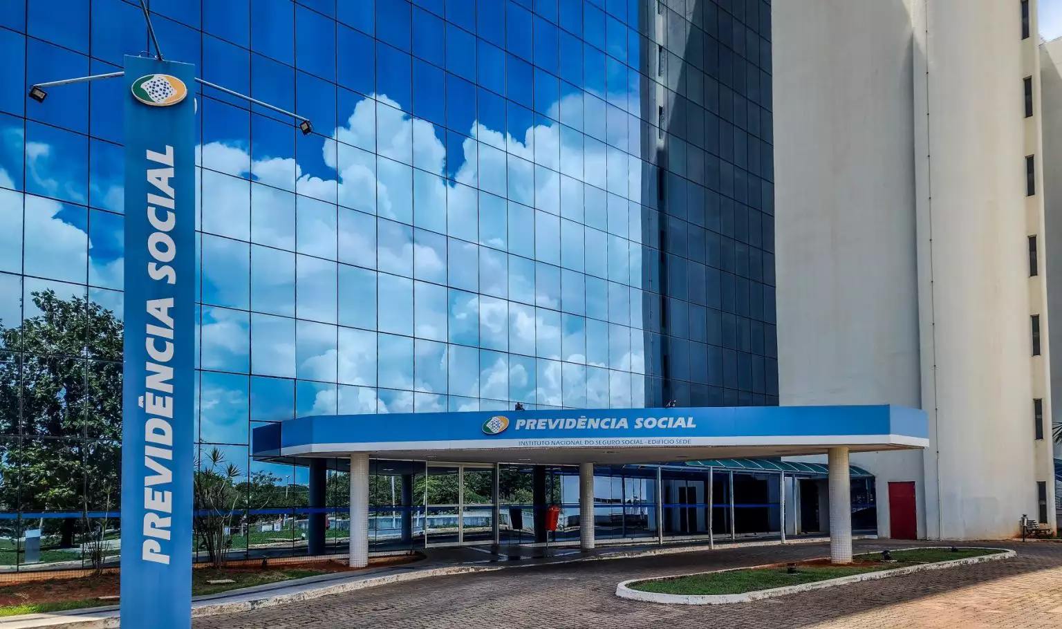 Fraudes no INSS: ministro André Mendonça ordena bloqueio de R$ 390 milhões de entidade investigada e seus dirigentes