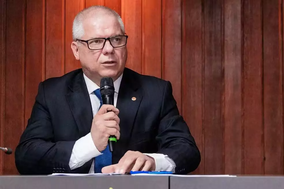 Polícia Federal prende ex-presidente do INSS por descontos ilegais em aposentadorias