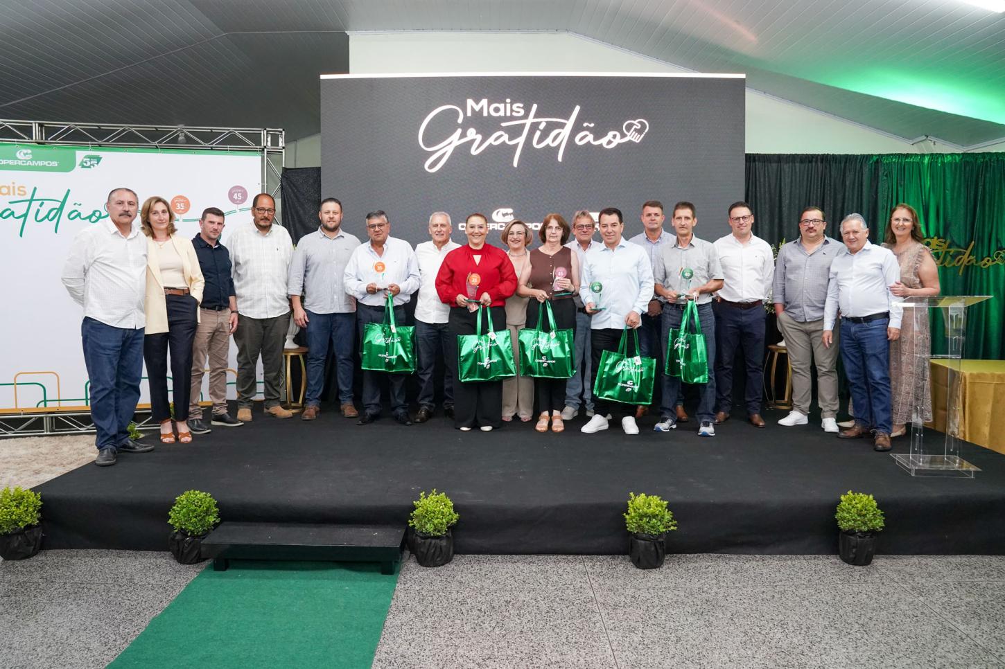 Programa Mais Gratidão Copercampos reconhece mais de 60 funcionários por tempo de serviço