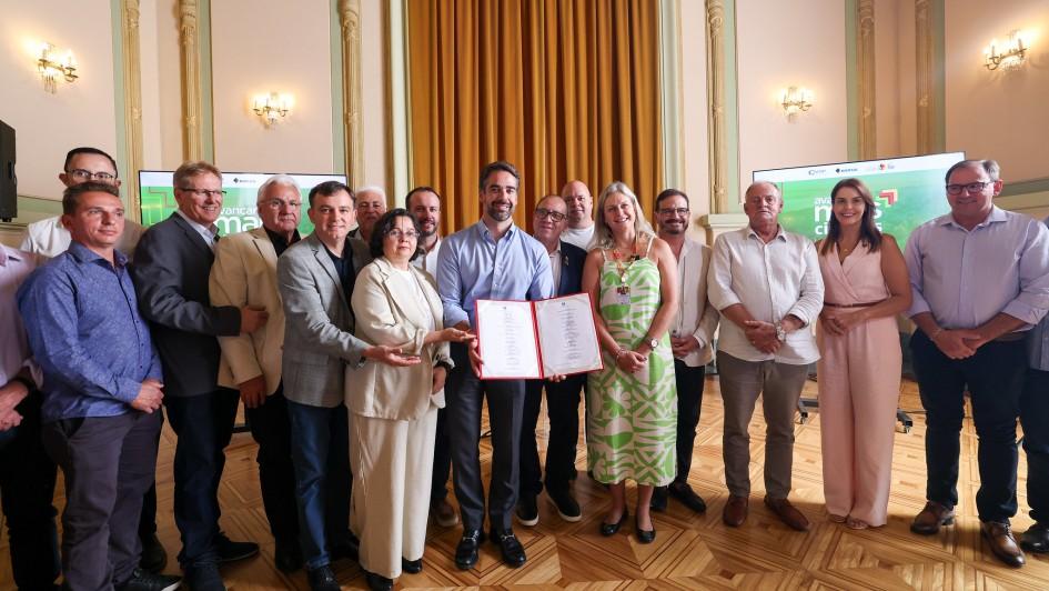 Eduardo Leite assina contratos com 21 municípios contemplados na primeira etapa do Programa Avançar Mais Cidades