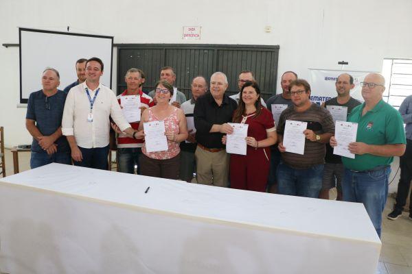 EMATER/RS - ASCAR     Ato em Arroio do Meio formaliza assinatura de contratos do Programa Bônus Mais Leite do Governo do Estado
