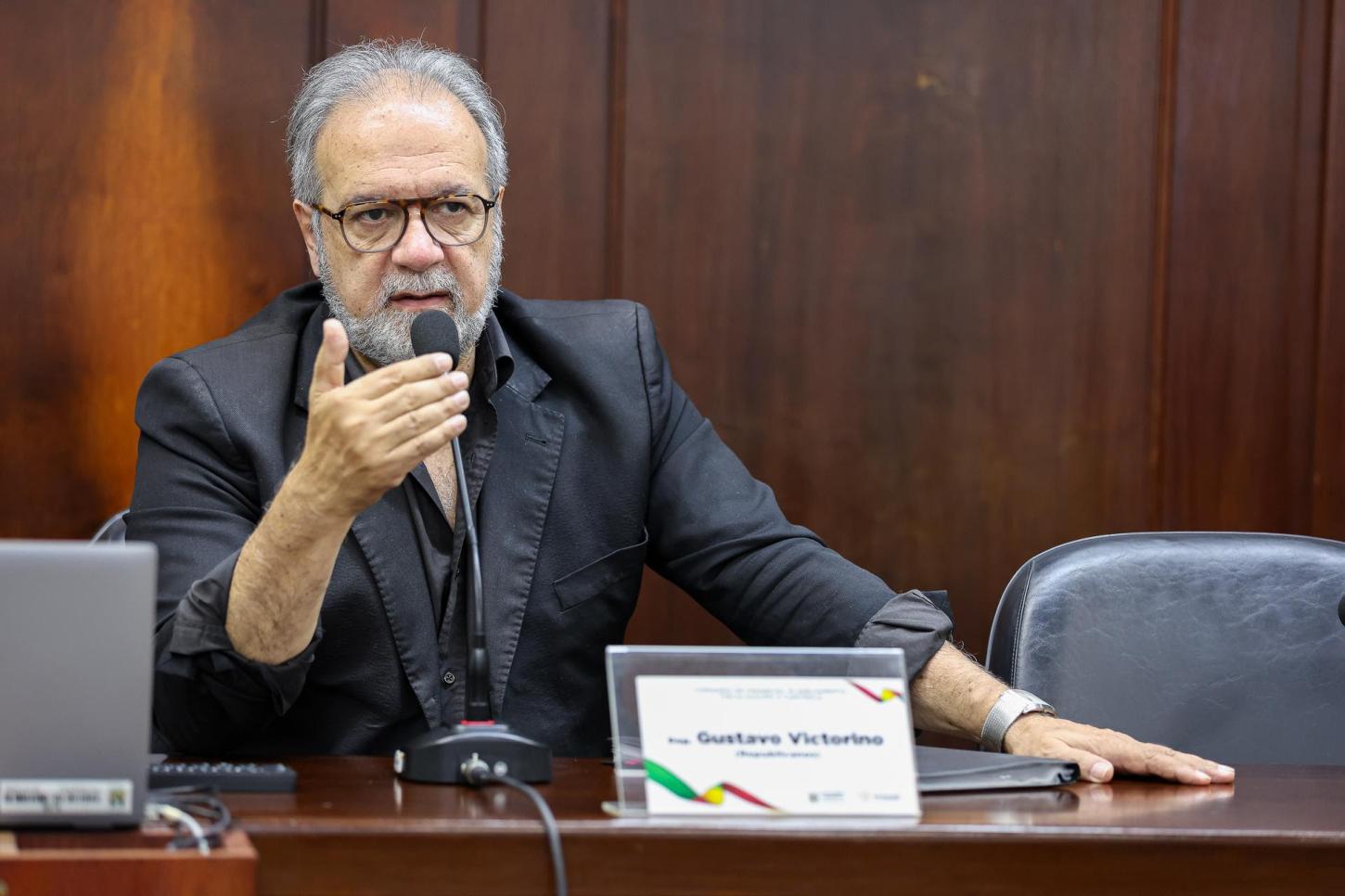 Deputado Victorino quer controle de dados pessoais coletados em portarias e lojas