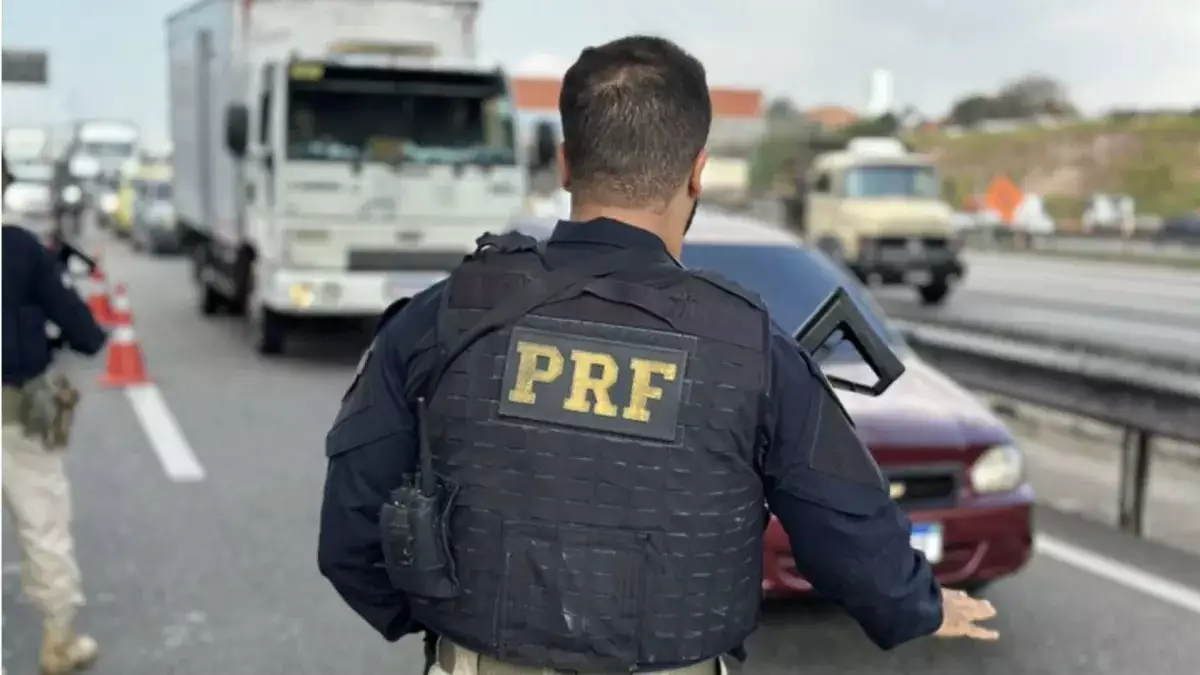 Ônibus com trabalhadores rurais tomba e deixa 6 mortos no interior de São Paulo