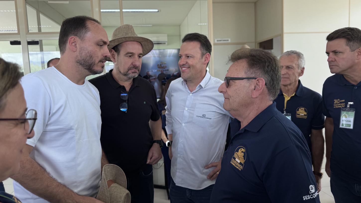 Pré-candidato ao Senado Carlos Bolsonaro visita o 30º Show Tecnológico Copercampos em Campos Noovos SC