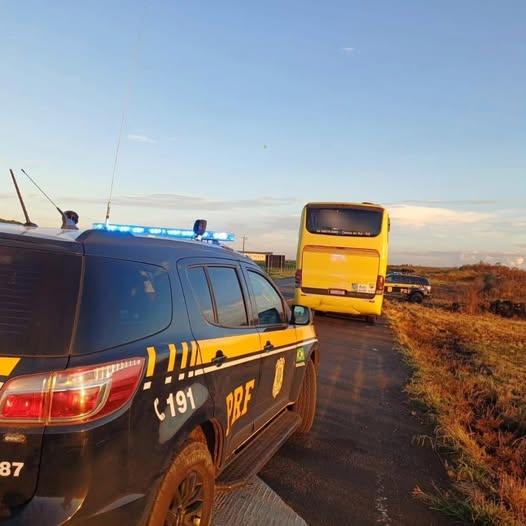 PRF prende dois foragidos da Justiça em ônibus com trabalhadores da safra da maçã em Vacaria