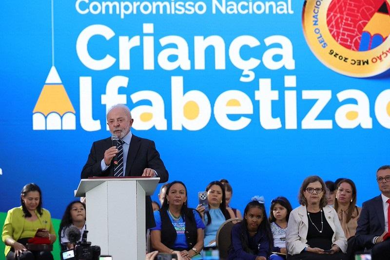 Brasil supera meta em 2025 e tem 66% das crianças alfabetizadas na idade certa, diz o Ministério da Educação