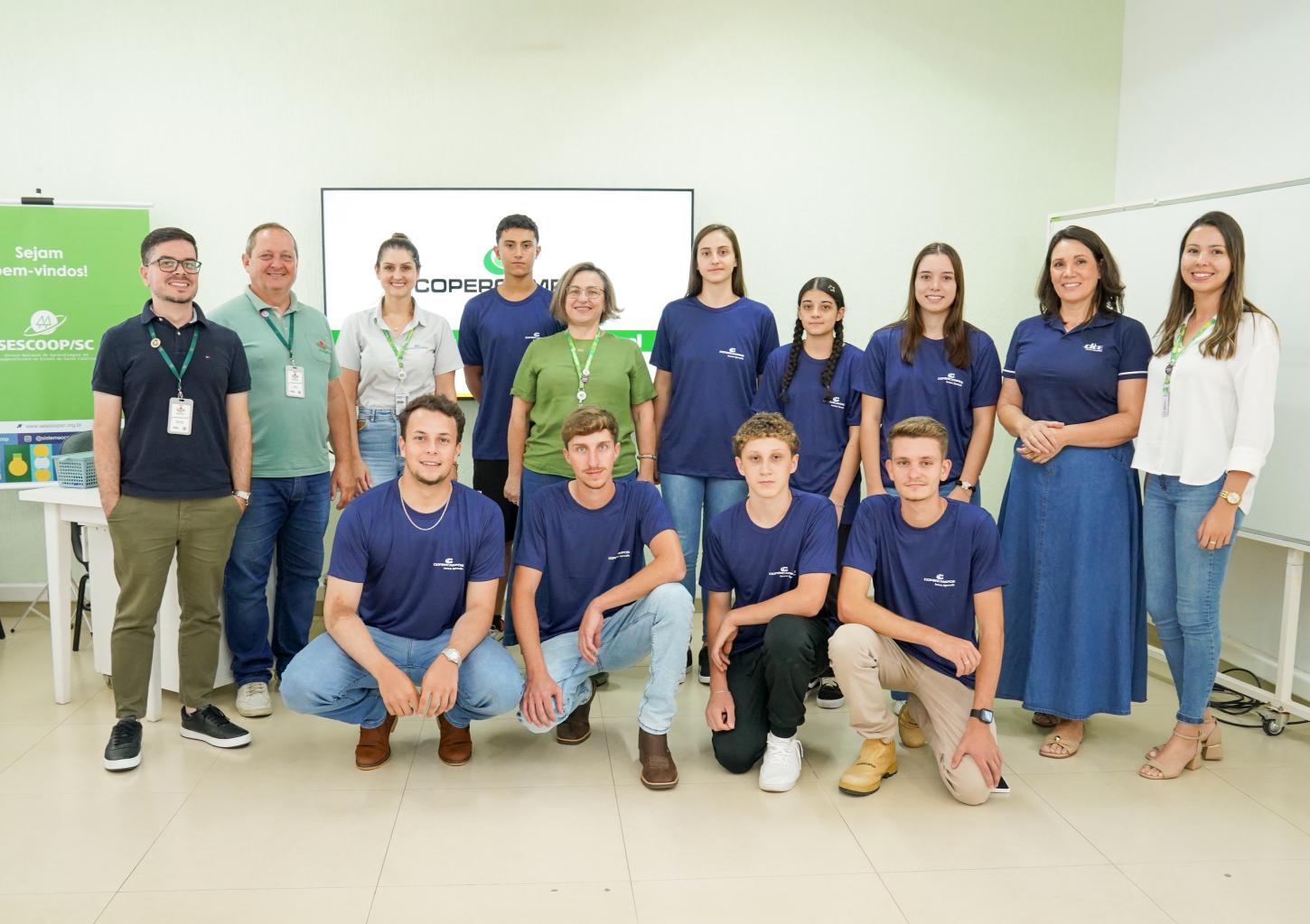 Copercampos realiza assinatura de contratos do Programa Jovem Aprendiz Rural