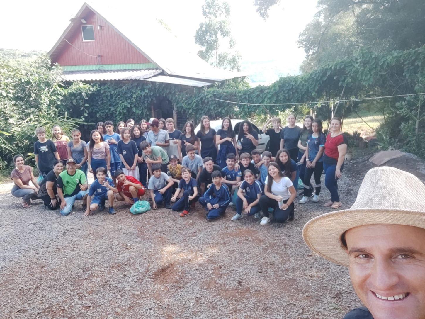 Estudantes da EMEB Professor Tadeu Silveira realizaram visita técnica orientada no Sítio Griz Pitayas.