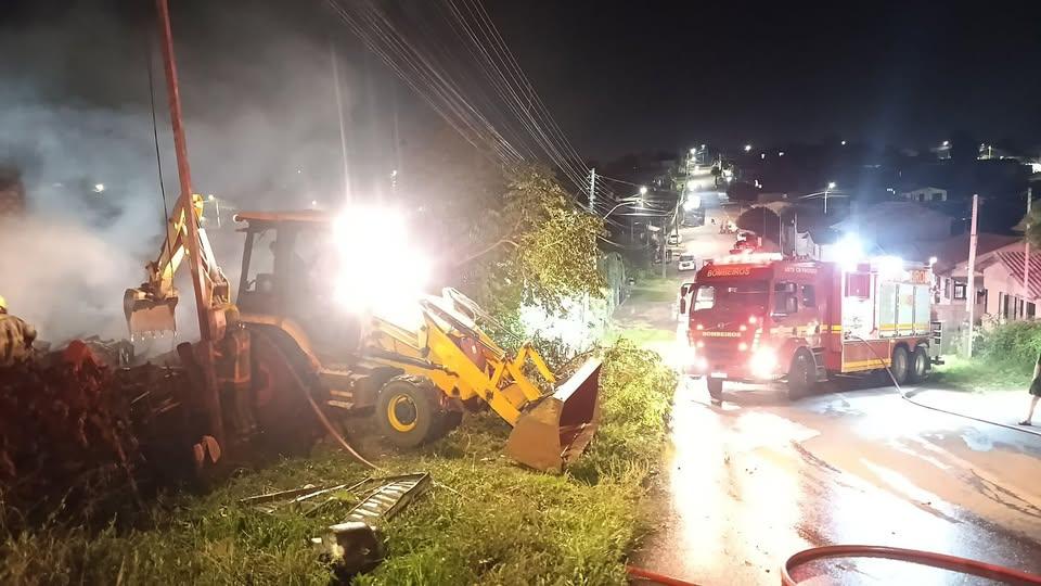 Incêndio em Vacaria destrói residência na Rua Francisco Guerreiro; vítima fatal é localizada no rescaldo