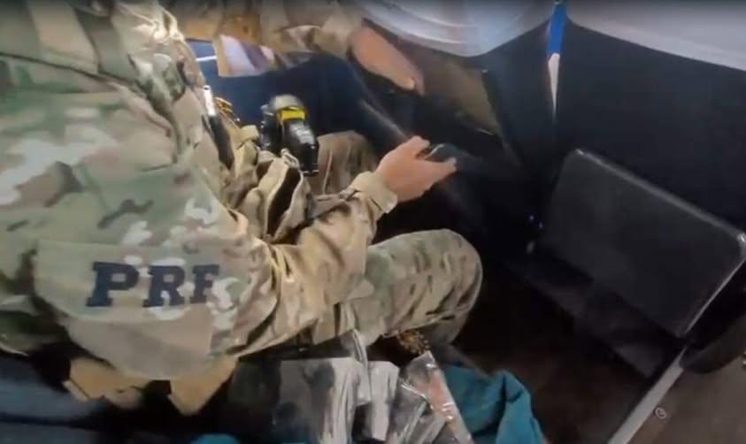 PRF prende quatro passageiros com 52 celulares e eletrônicos estrangeiros escondidos em ônibus na BR-386, em Soledade