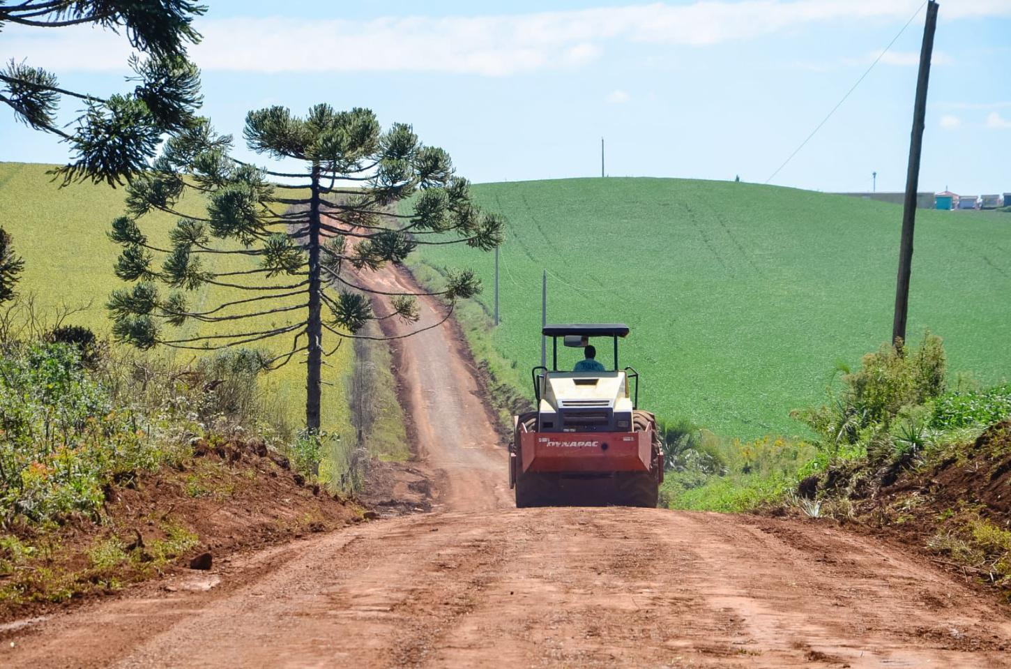 Secretário de Obras de Esmeralda analisa situação das estradas do município.