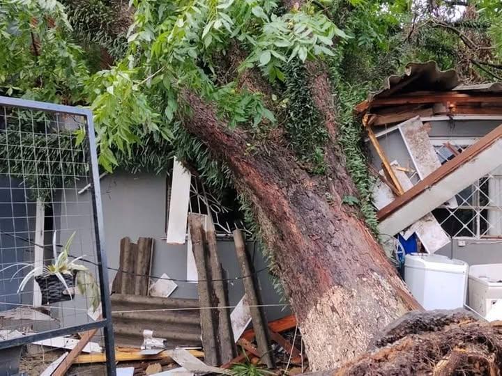 Temporais atingem 26 municípios no Rio Grande do Sul, deixam feridos e desalojados e causam danos em telhados e redes elétricas