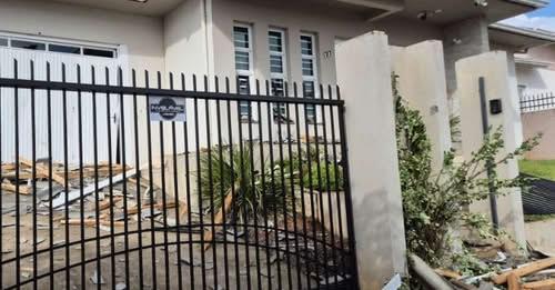 Temporal com ventos fortes destelha casas e causa alagamentos em Tapejara