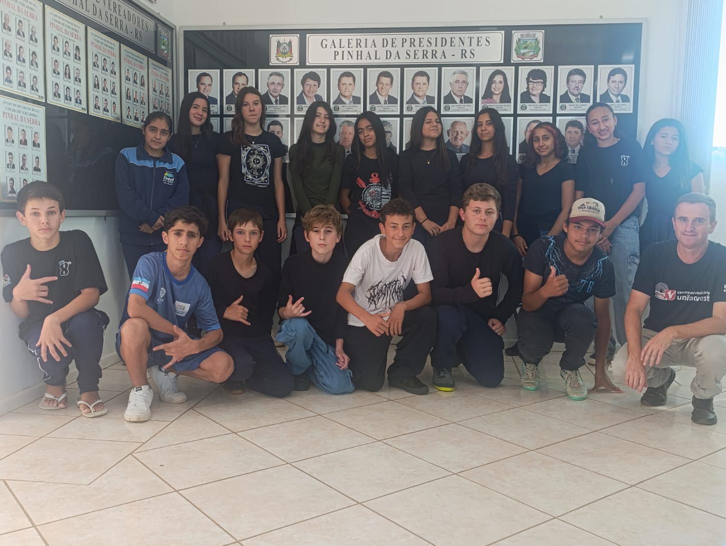 Alunos da Escola Professor Tadeu Silveira visitam Câmara Municipal e estudam história de Pinhal da Serra