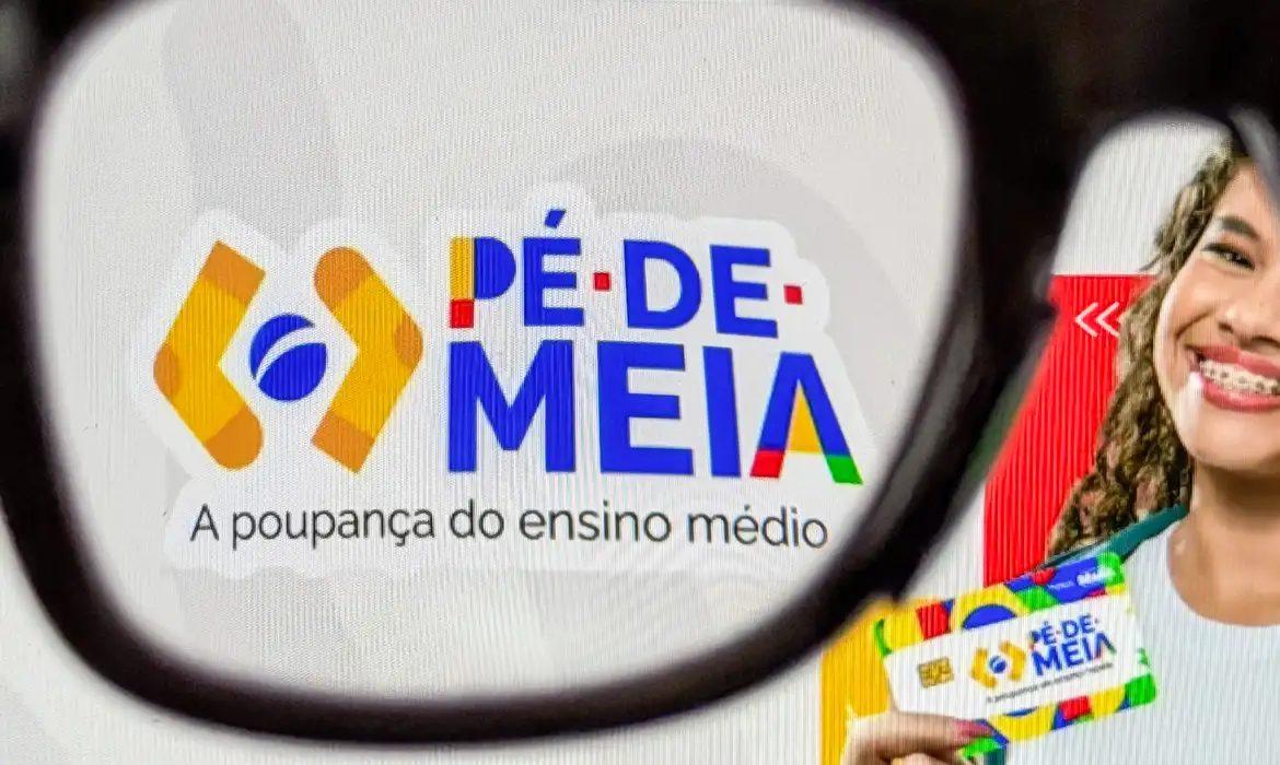 Em dois anos, programa Pé-de-Meia reduz em 43% o abandono escolar no ensino médio no Brasil