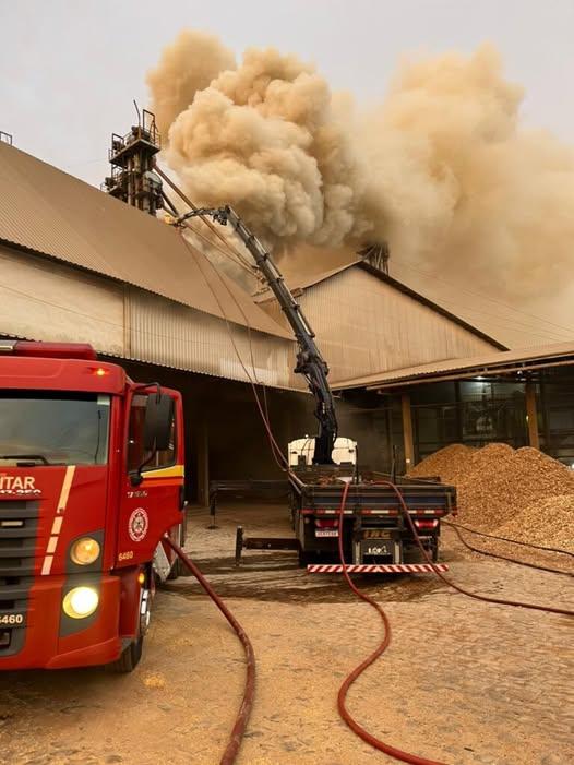 Incêndio atinge secador de grãos na Cooperativa Aurora em Tapejara e mobiliza bombeiros da região