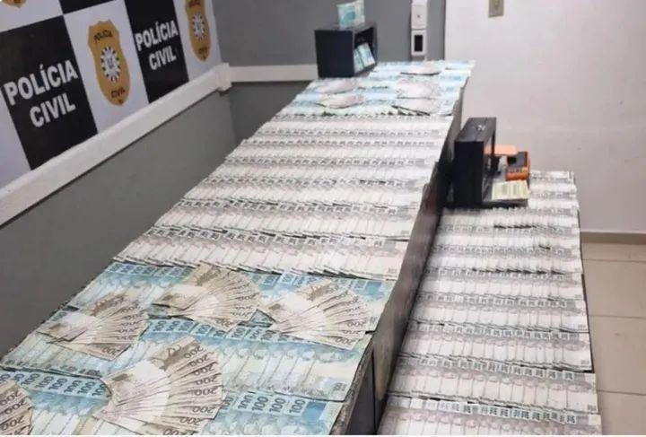Polícia apreende mais de R$ 120 mil após parte do dinheiro ser arremessada sobre telhado em Novo Hamburgo