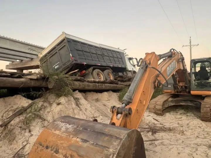 Ponte quebra com caminhão que transportava 14 toneladas de arroz no interior de Santa Maria