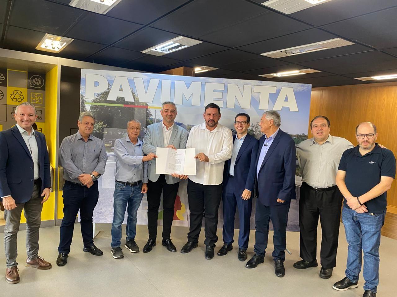 Prefeito de Pinhal da Serra assina convênio para pavimentação asfáltica na Serra dos Gregórios