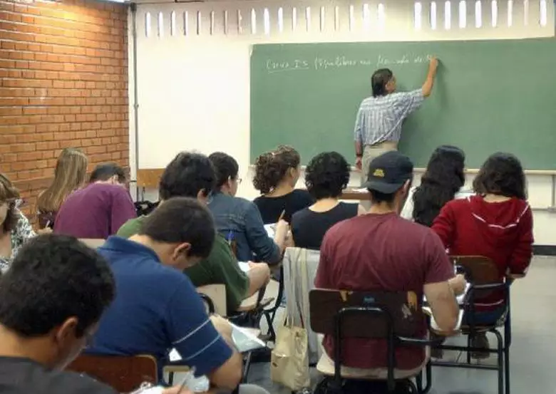 Sancionada lei que impede multa rescisória em contratos escolares por questões de saúde no Rio Grande do Sul