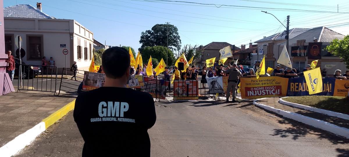 Sob pressão da categoria, Leite sanciona reajuste de 5,4% ao magistério no RS após série de protestos