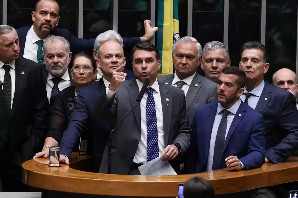 Após esconder relação com Daniel Vorcaro, Flávio Bolsonaro diz que não tem “nada a esconder”
