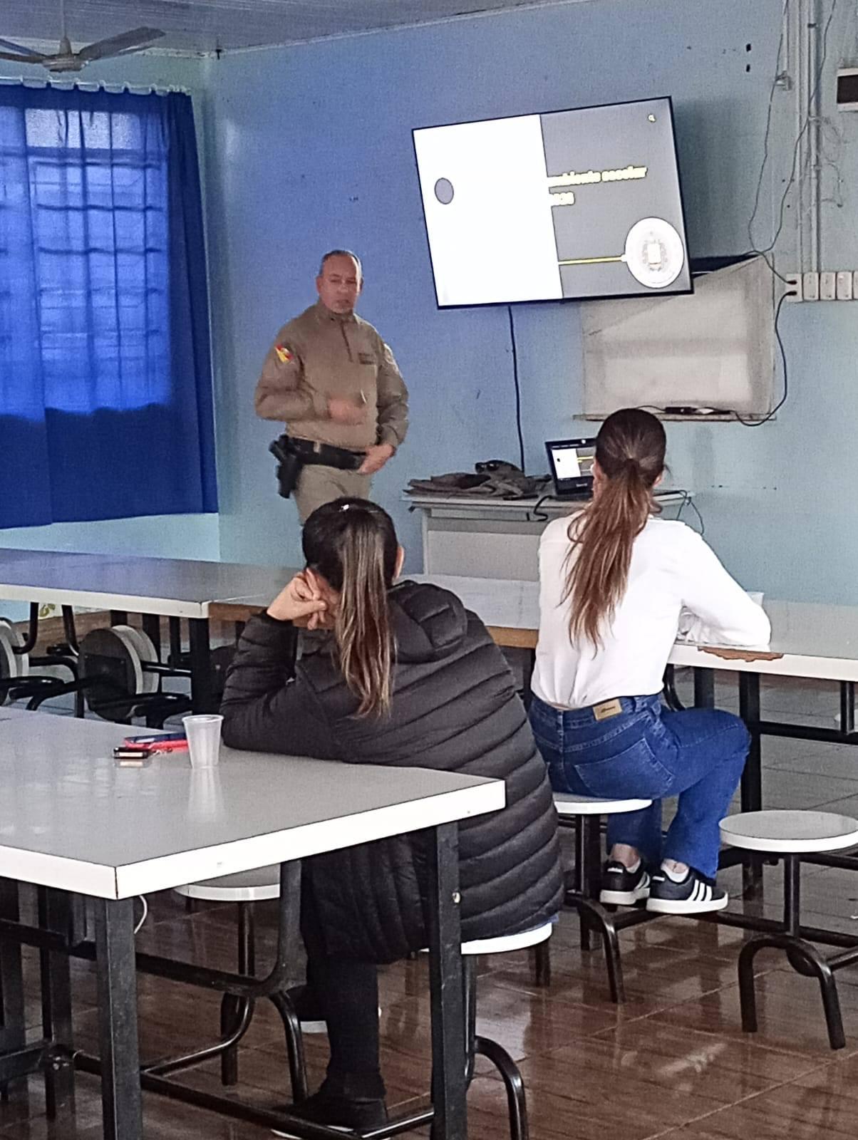 Brigada Militar realiza palestra sobre segurança escolar em Pinhal da Serra