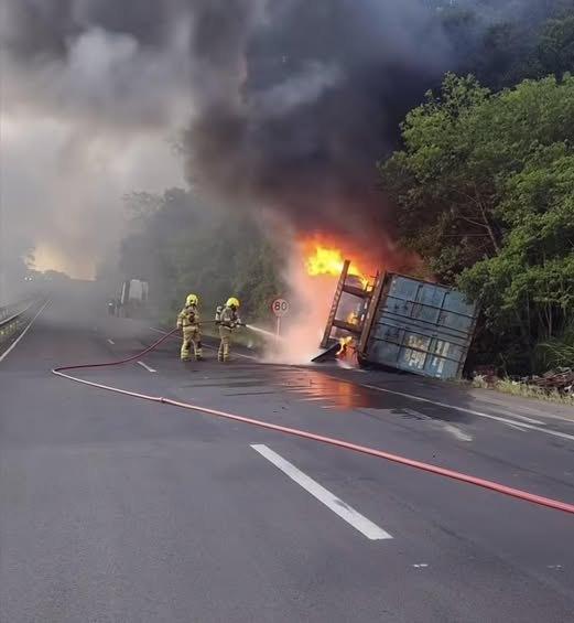 Carreta com carga de óleo tomba e incêndio bloqueia trecho da BR-386 em Marques de Souza